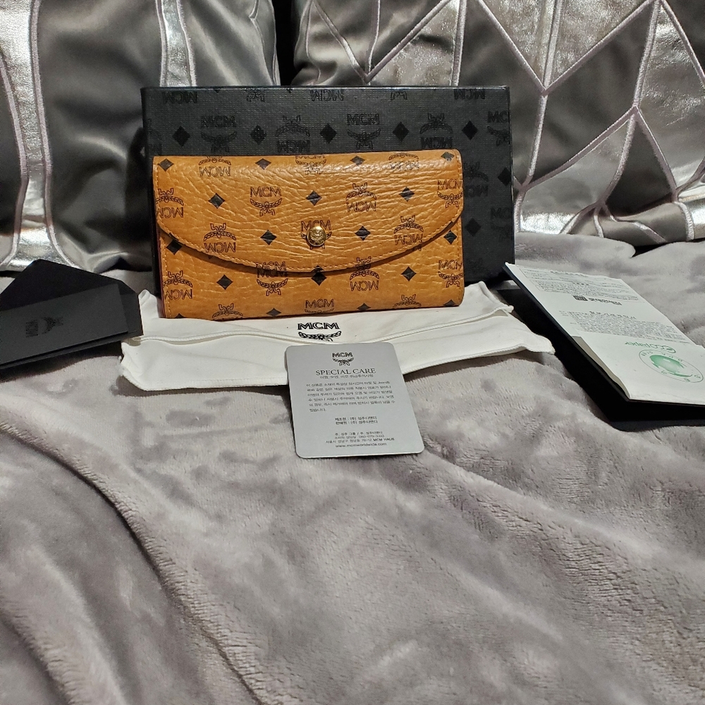 💯 percent AUTHENTIC MCM wallet with paperwork, Dust Cover, and box